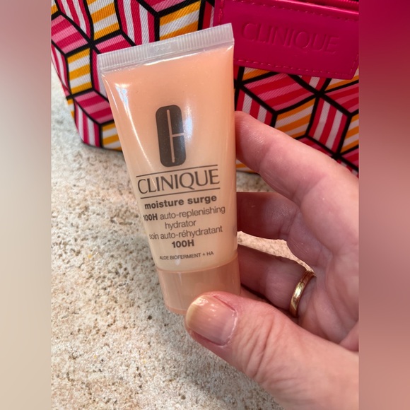 Clinique Moisture Surge Skincare Set with Clinique Cosmetics Bag NWT - Picture 3 of 9